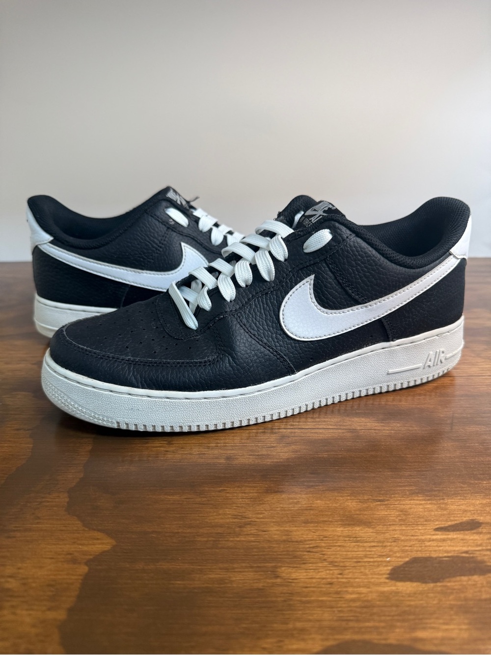 Nike Black and White Low-Top Sneakers Men’s 10
